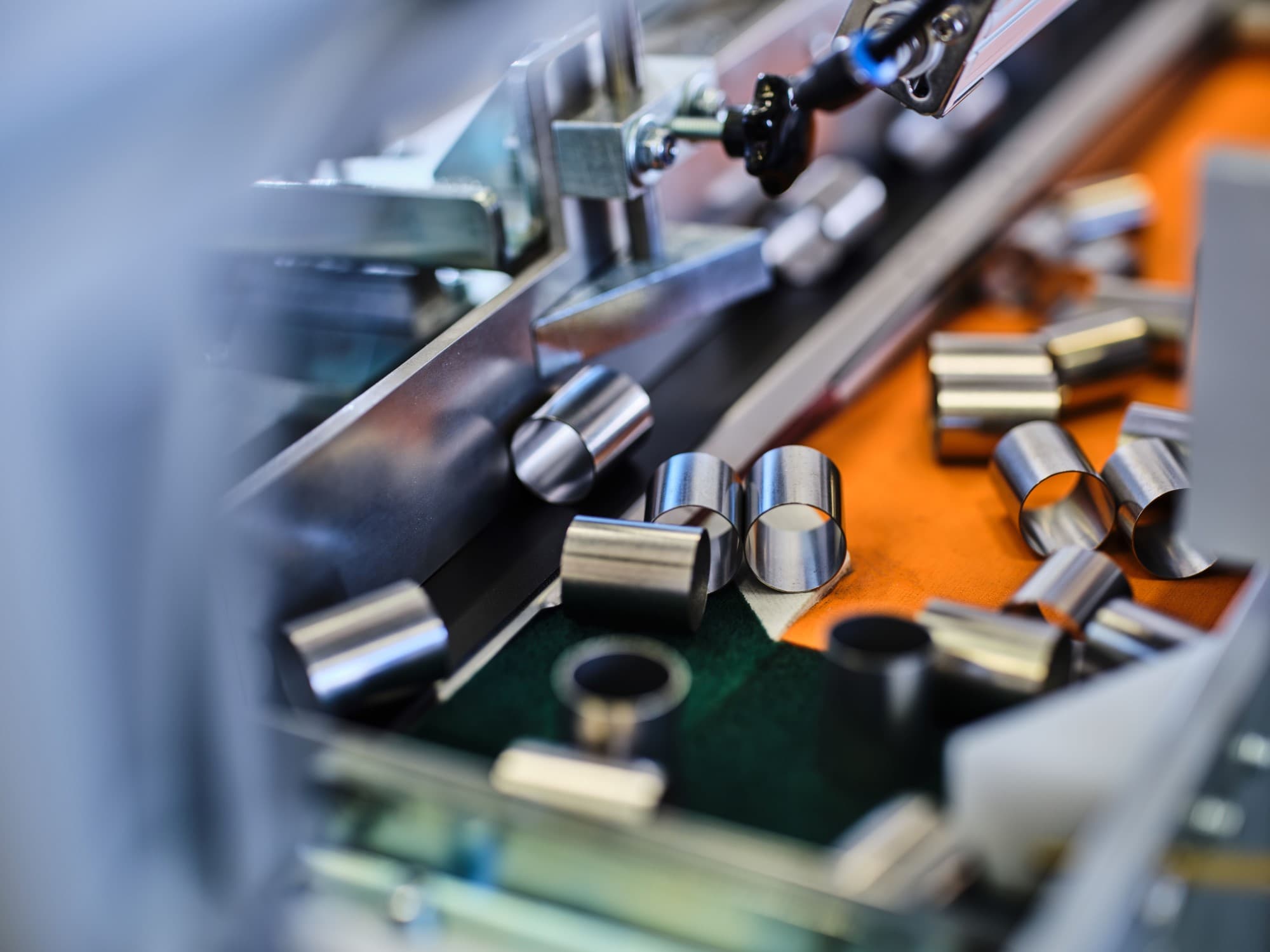 En DG Flexfeeder som matar cylindriska komponenter