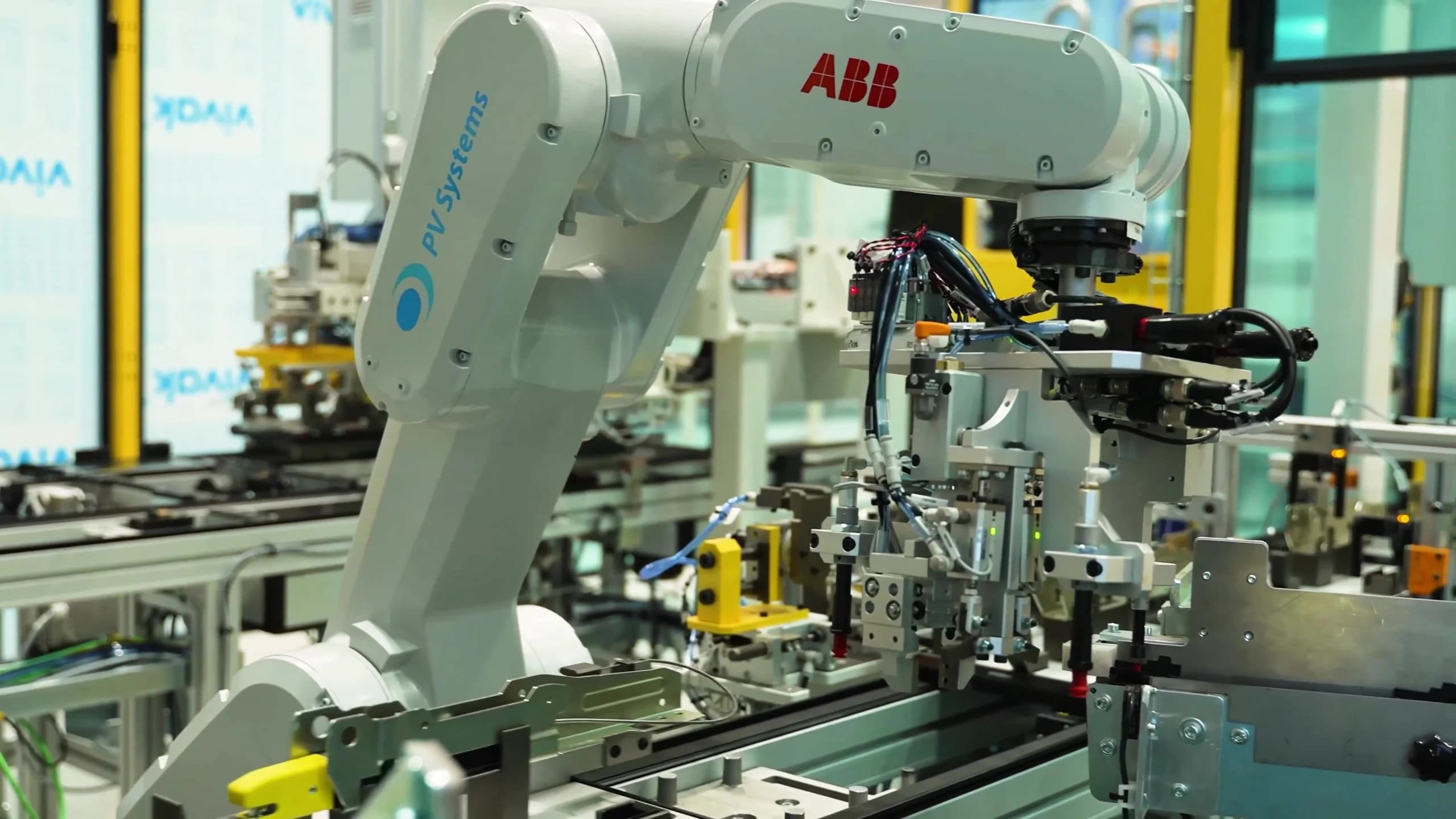 En produktionslina där en monteringsrobot samarbetar med en DG Flexfeeder